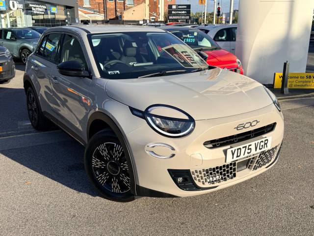 Fiat 600 1.2 Hybrid 48V 5dr eDCT-6 SUV Petrol Beige